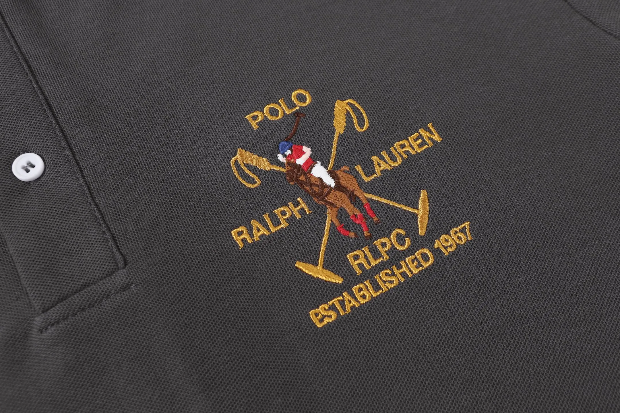 P156 Style number: A015 [Ralph Lauren classic letter logo embroidered Polo shirt] ✅250 grams of fine cotton pique fabric, custom-woven and dyed threads ✅Original stickers Scan the QR code to enter the official website ✅Large version, loose and stylish, can wear up to 210 pounds Color: black, white, navy, blue, sky blue, dark gray, floral gray Size: S-XL